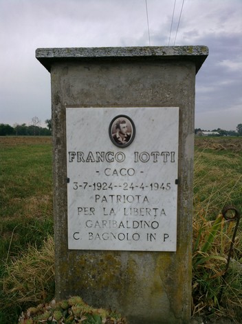 Cippo commemorativo dedicato a Franco Iotti, patriota garibaldino, situato a C. Bagnolo in P.