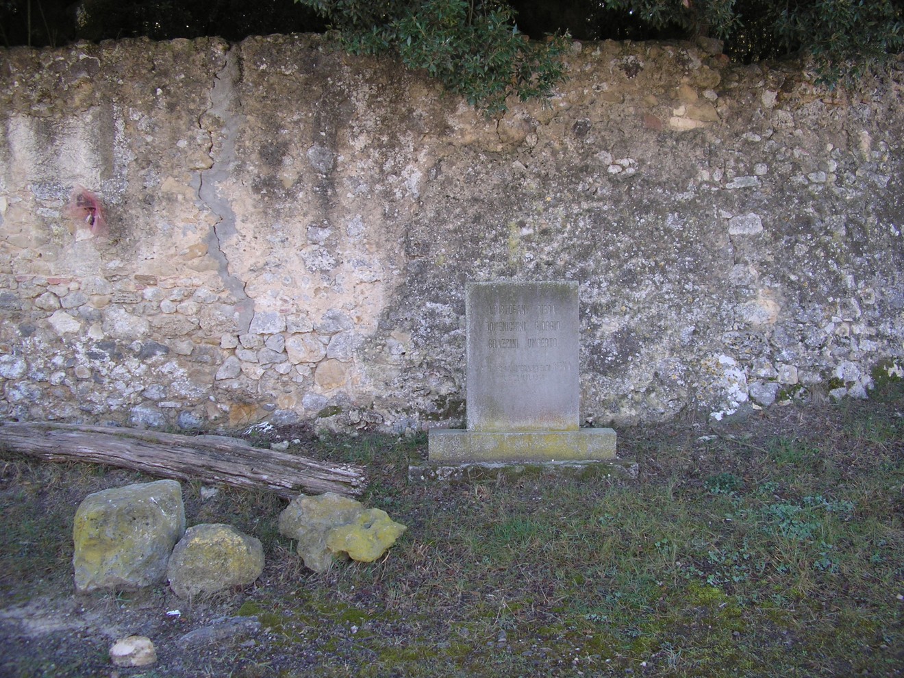 Cippo di Vicobello: monumento storico incastonato in un contesto naturale suggestivo e ricco di storia.