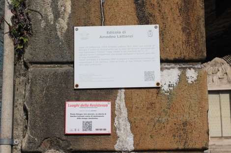 Targa commemorativa che celebra l'edicola di Amedeo Lattanzi, simbolo di memoria storica.