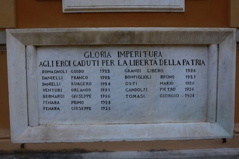 Lapide commemorativa dedicata ai caduti per la libertà, con i nomi incisi in marmo.