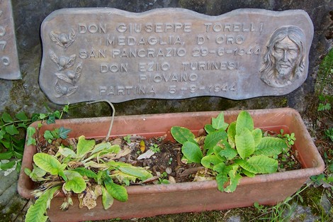 Area monumentale dedicata ai Caduti di Partina, con elementi commemorativi e vegetazione circostante.