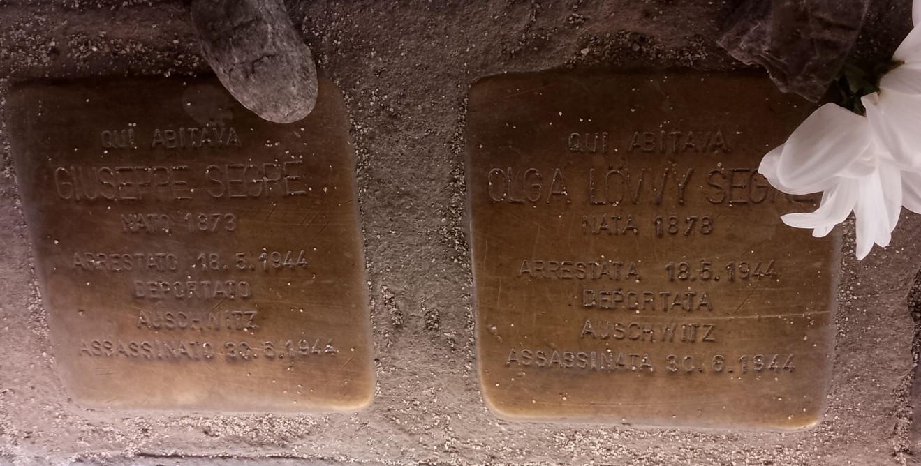 Pietre d'inciampo dedicate alla famiglia Segre, commemorano la loro storia e sofferenza.