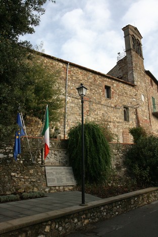 Lapide commemorativa di San Leolino, adagiata su una storica facciata in pietra.