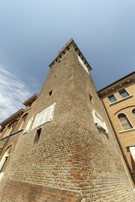 Lapide commemorativa per i caduti nella lotta per la Liberazione, su un edificio storico.