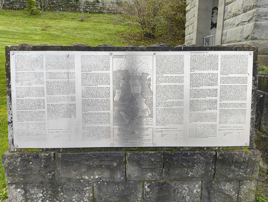 Targa informativa sul Cimitero di guerra sudafricano, con dettagli e mappa commemorativa.