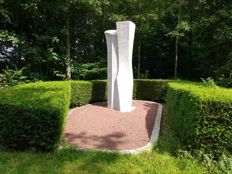 Monumento ai Fratelli Rosselli, dedicato alla commemorazione dei martiri antifascisti, immerso in verde.