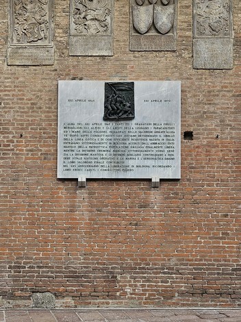 Lapide commemorativa dedicata all'Esercito Cobelligerante Italiano, su muro in laterizio.