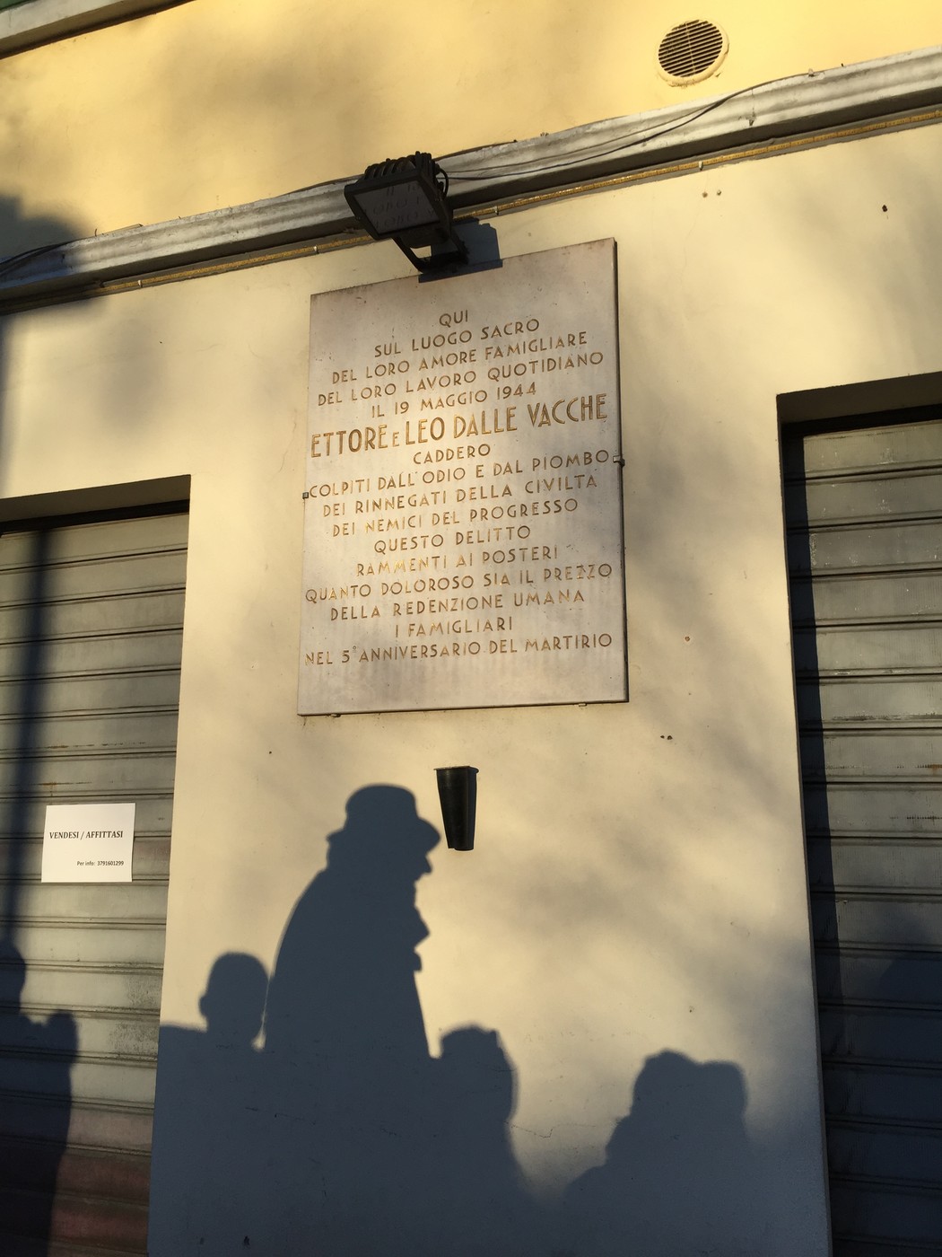 Lapide commemorativa per Ettore Dalle Vacche, caduto per la libertà e i diritti umani.