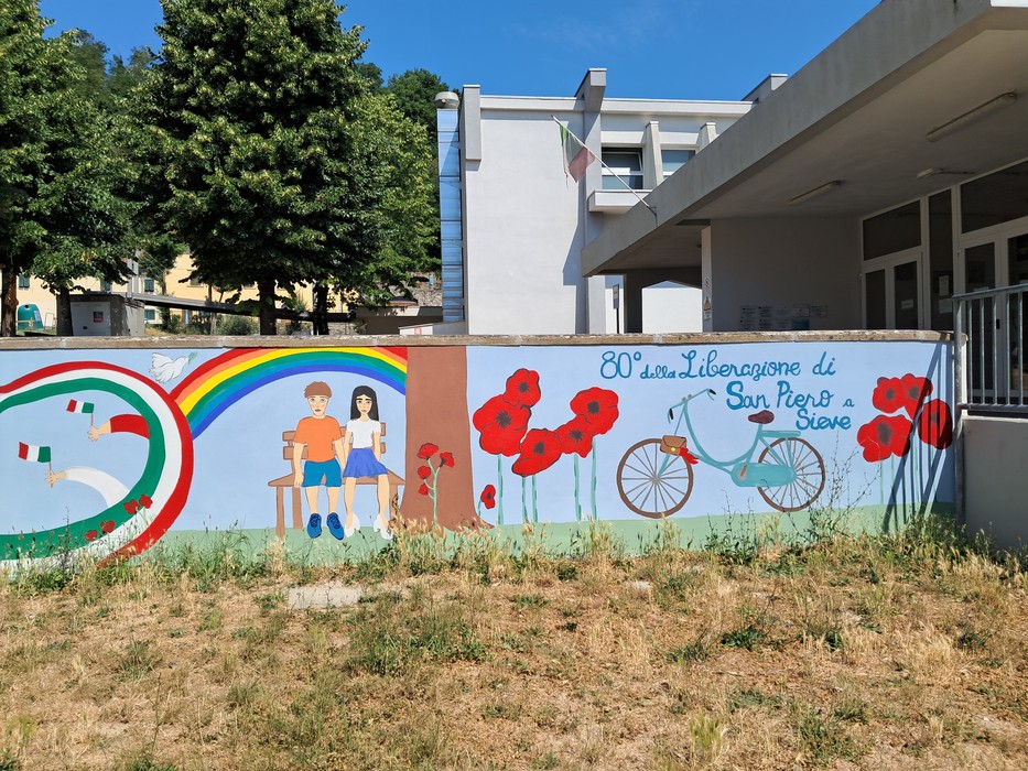 Murale colorato per l'80° della Liberazione di San Piero, con figure e simboli di liberazione e unità.