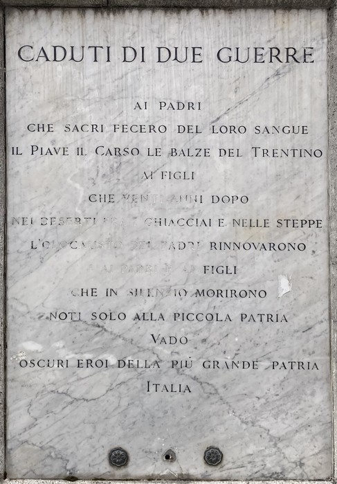 Monumento commemorativo ai caduti di guerra, situato a Vado, con iscrizioni in onore dei sacrifici fatti.