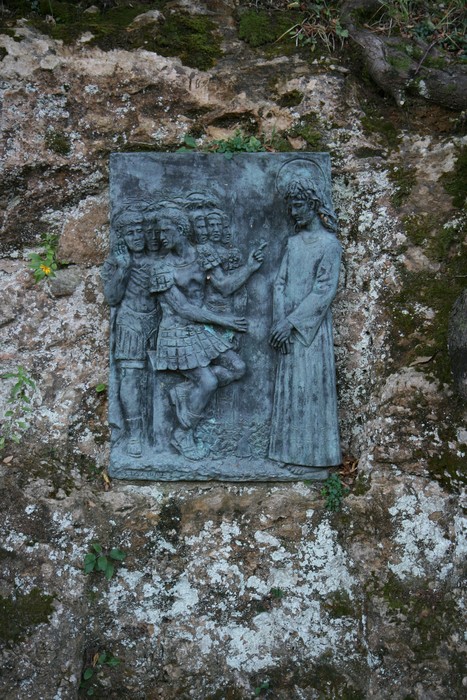 Scultura in bronzo della Via Crucis a Sant'Anna di Stazzema, raffigurante un momento del cammino verso la crocifissione.