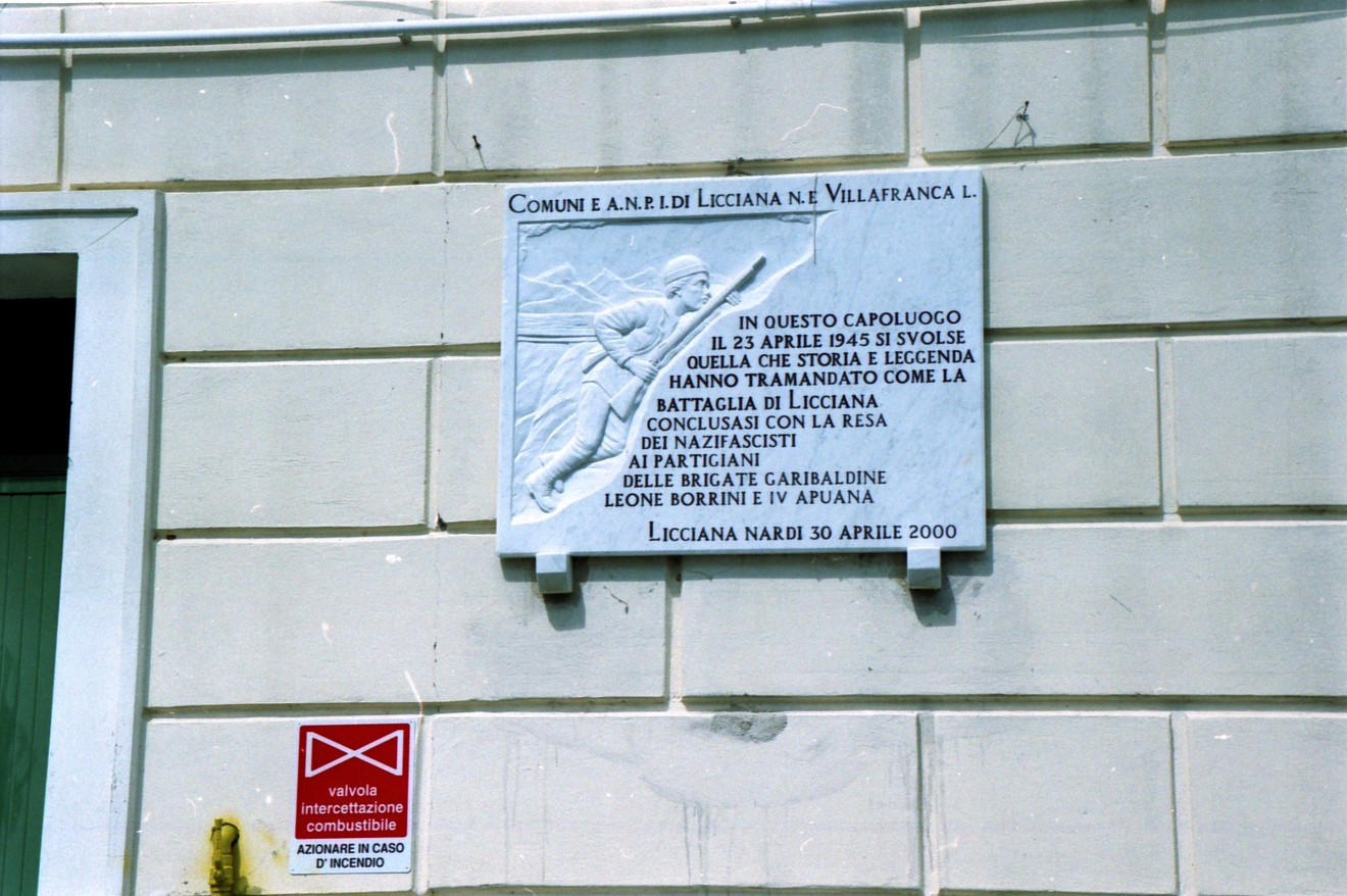 Lapide commemorativa della battaglia di Licciana, che ricorda eventi storici e figure significative.