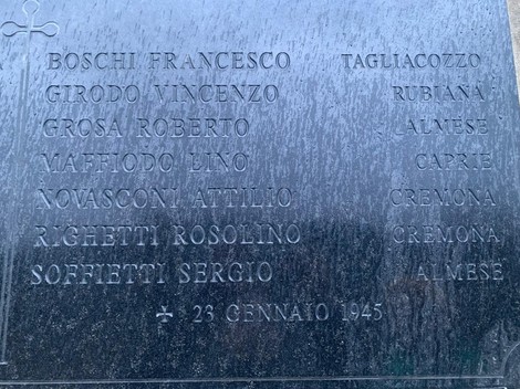 Lapide commemorativa che onora i caduti per la Libertà di Malatrait, con i nomi incisi in memoria.