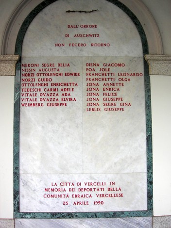 Lapide commemorativa dedicata ai deportati, in memoria delle vittime dell'Olocausto, a Vercelli.