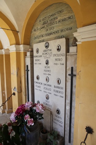 Sacrario dei combattenti della libertà, commemorazione con lapidi in un ambiente sobrio e fiori freschi.