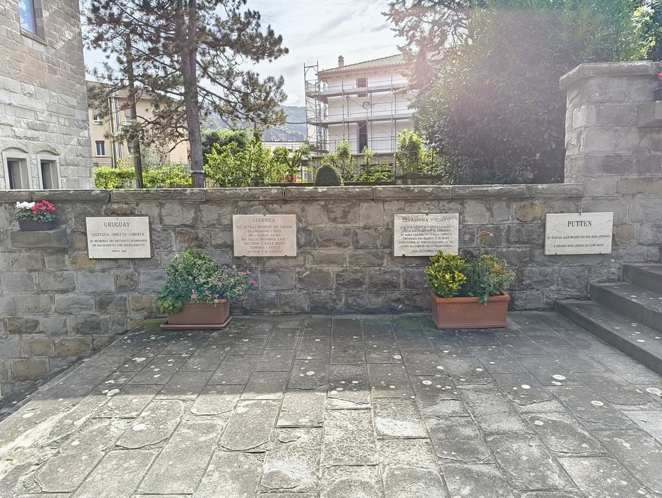 Sacrario dei Martiri di Marzabotto, monumento commemorativo con lastre dedicato ai caduti della Seconda Guerra Mondiale.