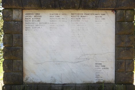 Monumento ai caduti di Purocielo, con una struttura in pietra e nomi incisi in memoria dei caduti.