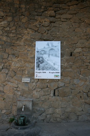 Targa commemorativa sul ponte di San Lazzaro, con riferimento a eventi storici del 1944 e 2008.