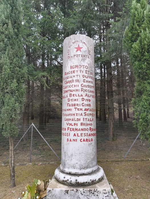 Monumento commemorativo al casolare di Pian d'Albero, dedicato ai caduti, immerso nella natura.