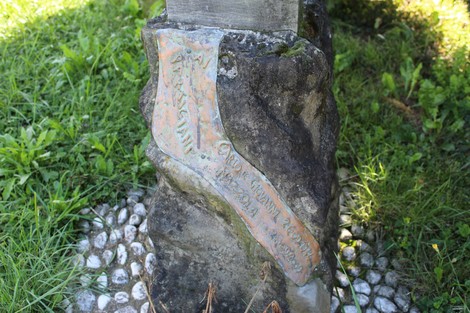 Cippo commemorativo dedicato ai fratelli Mazzola, realizzato in pietra e posizionato in un ambiente verde.