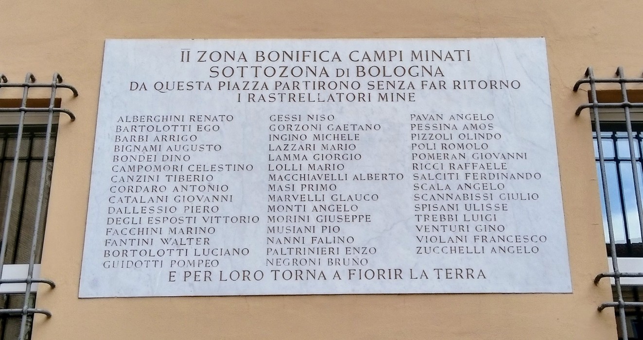 Lapide commemorativa in memoria degli sminatori caduti, collocata nella zona di Bologna.