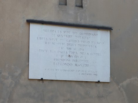 Lapide commemorativa dedicata alla sede del quotidiano Avvenire, con dettagli storici e dati significativi.