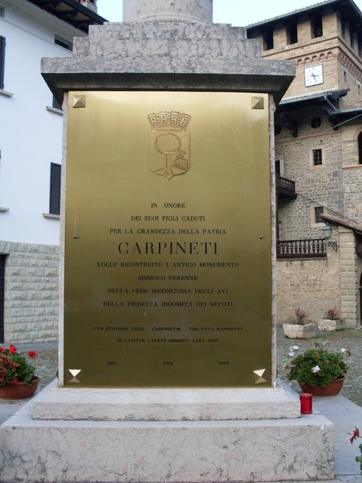 Monumento ai Caduti di Carpineti, dedicato ai soldati per la loro dedizione e sacrificio durante la guerra.