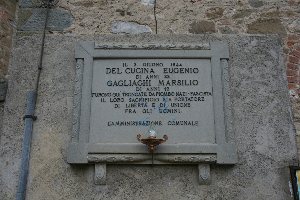 Lapide commemorativa a Del Cucina e Gagliaghi, in memoria del sacrificio per la libertà e l'umanità.