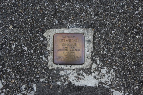 Pietra d'inciampo dedicata a Antonio Seghezzi, in memoria delle vittime della seconda guerra mondiale.