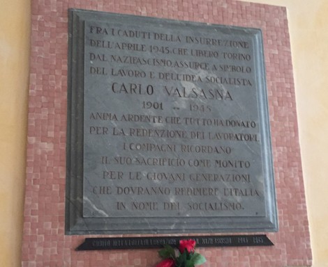 Lapide commemorativa a Valsasna in onore di Carlo Valsasna e dei caduti dell'insurrezione del 1945.