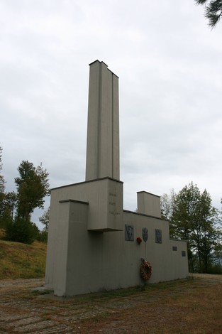 Monumento della Brigata "Bianconcini", memoriale dedicato ai caduti, situato in un'area boschiva.