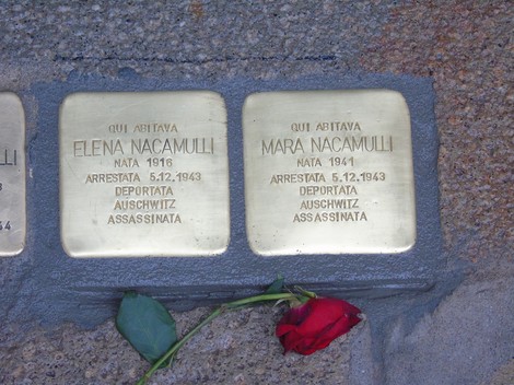 Pietre d'inciampo dedicate alla famiglia Nacamulli, commemorando le vittime deportate nei campi di concentramento.