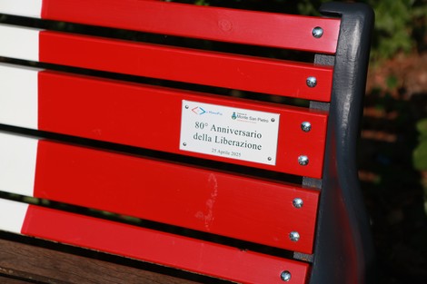 Panchine tricolori con design italiano, simbolo di celebrazione e memoria storica.