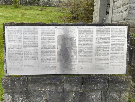Targa informativa sul Cimitero di guerra sudafricano, con dettagli e mappa commemorativa.