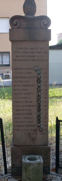 Monumento ai martiri di Sesso, dedicatoria commemorativa per i caduti. Ricordo della storia e del sacrificio.