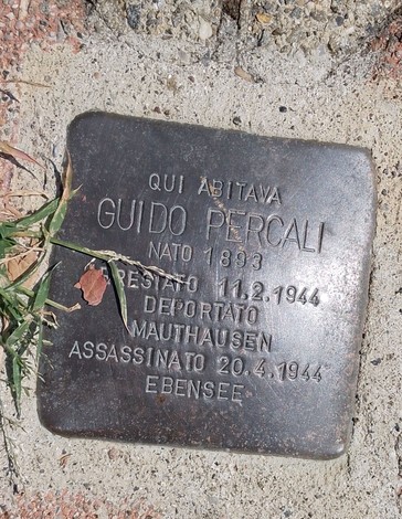 Pietra d'inciampo in memoria di Guido Percali, deportato a Mauthausen e assassinato nel 1944.