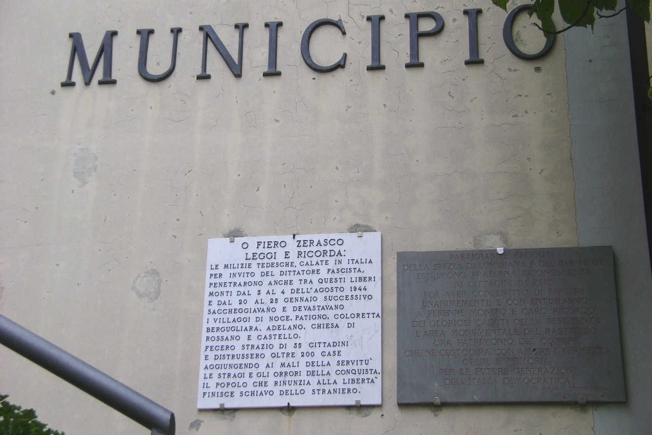 Lapide commemorativa dedicata alle vittime delle stragi in Italia, situata presso il municipio.