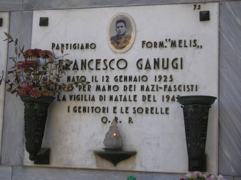 Sepolcro di Francesco Ganugi, partigiano, con decorazioni e una foto commemorativa.