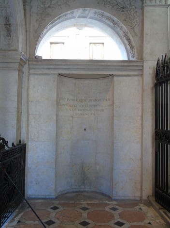 Nicchia commemorativa dedicata ai caduti per la Liberazione, con architettura elegante e dettagli storici.