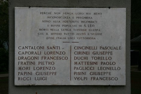 Monumento di San Leo, omaggio ai caduti e ai popolani della zona durante la guerra, in un contesto di memoria storica.