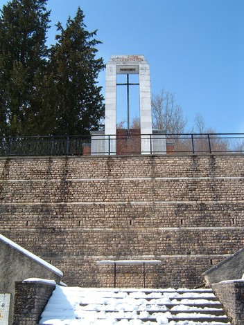 Sacrario delle vittime di San Terenzo, monumento commemorativo immerso nel silenzio della natura invernale.
