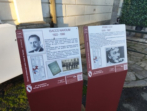 Sepolcro di Levi, commemorazione di Isacco Nahoum e Primo Levi, con foto e informazioni sulla loro vita.
