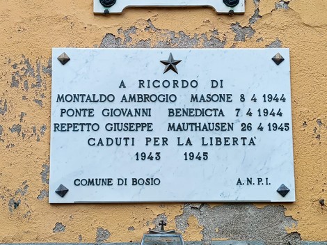 Lapide commemorativa dedicata ai caduti per la libertà, con nomi e date di eroica resistenza.