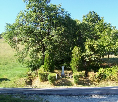 Cippo degli Otto Martiri, memoriale immerso nella natura, in onore dei martiri locali.