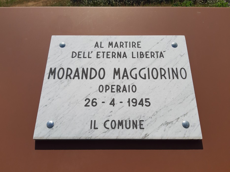 Monumento commemorativo dedicato a Morando, Fiorioli, Mussa e Torre, simbolo di libertà e resistenza.