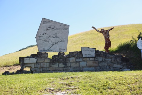 Monumento commemorativo del massacro di Monte Sole, simbolo di memoria e rispetto per le vittime della guerra.