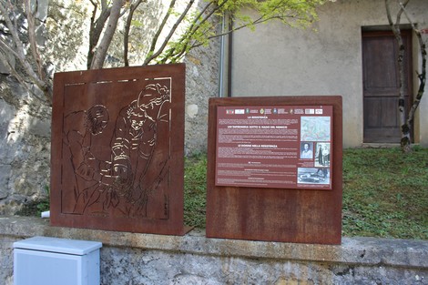 Due installazioni informative su Arte e Storia lungo la Strada della battaglia di Fonteno, con elementi metallici e testo descrittivo.
