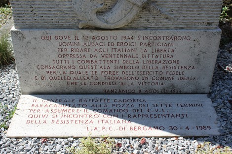 Monumento commemorativo all'aviolancio di Cadorna, con iscrizioni che ricordano il coraggio dei resistenti italiani.