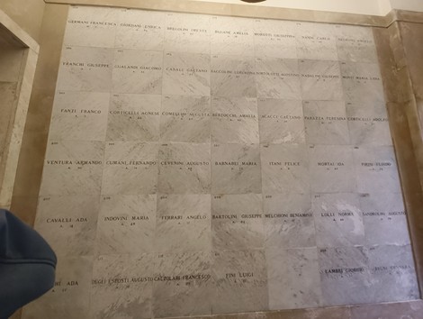 Sacrario dei Martiri di Marzabotto, commemorazione dei caduti con epigrafi su lastre di pietra.