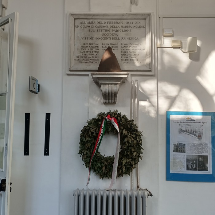 Lapide commemorativa con una corona di alloro, in ricordo dei caduti dell'ospedale.